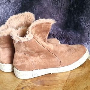 Nalho Taj Faux Fur yoga- mat booties, Apres ski, faux fur lined.